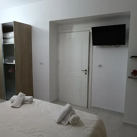Eljos House Guest house *
