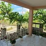 Eljos House בית הארחה 4*