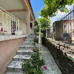 בית הארחה Eljos House 4*