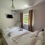 Eljos House בית הארחה Përmet