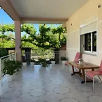 Eljos House בית הארחה 4*