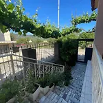 Eljos House בית הארחה 4*