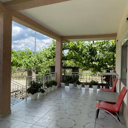 Eljos House Guest house